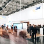 Besucher, Messestand in Weiss, e-World Essen