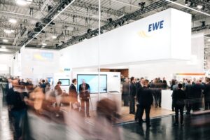 Besucher, Messestand in Weiss, e-World Essen